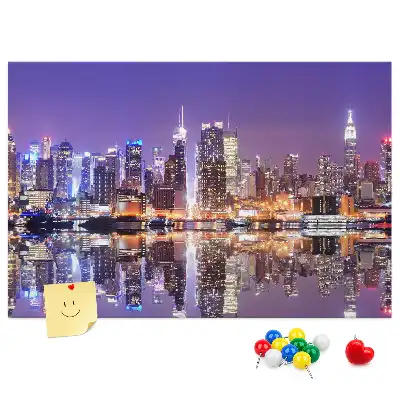 Kurken prikbord met afbeelding van New York bij nacht