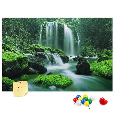 Memobord van kurk met afbeelding van een waterval tussen het mos