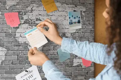 Kurk prikbord Wereldkaart op bakstenen