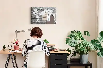 Kurk prikbord Wereldkaart op bakstenen