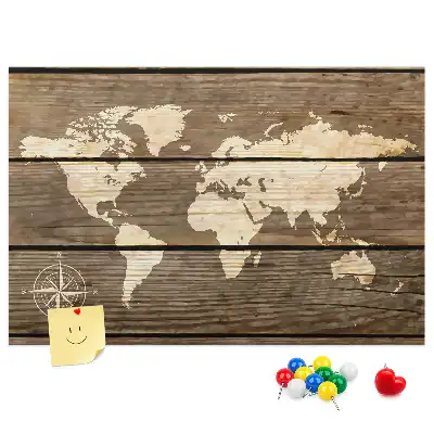 Memobord van kurk met wereldkaart op houten achtergrond
