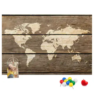 Memobord van kurk Continenten op houten achtergrond