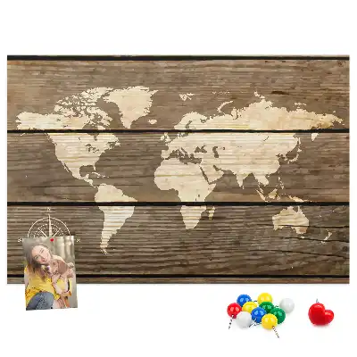 Memobord van kurk Continenten op houten achtergrond