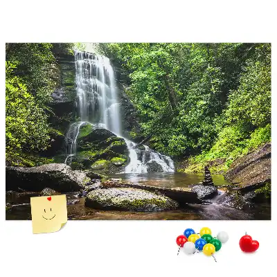 Kurken memobord met een afbeelding van een bos met waterval