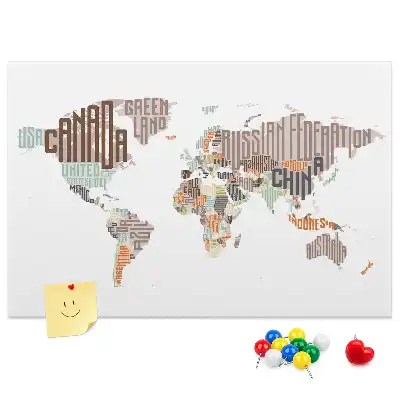 Kurken memobord met een wereldkaartprint en kleurrijke letters