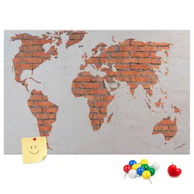 Memobord van kurk met wereldkaart op bakstenen achtergrond