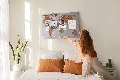 Memobord van kurk Continenten op bakstenen achtergrond