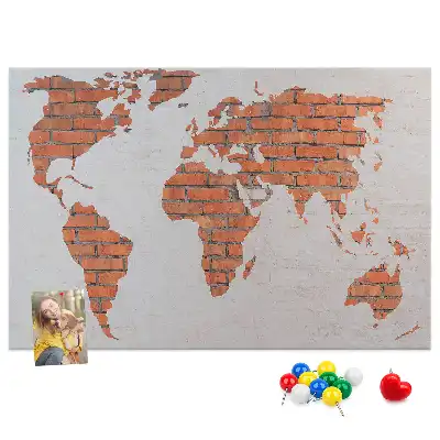 Memobord van kurk Continenten op bakstenen achtergrond