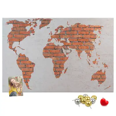 Memobord van kurk Continenten op bakstenen achtergrond