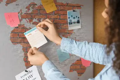 Memobord van kurk Continenten op bakstenen achtergrond