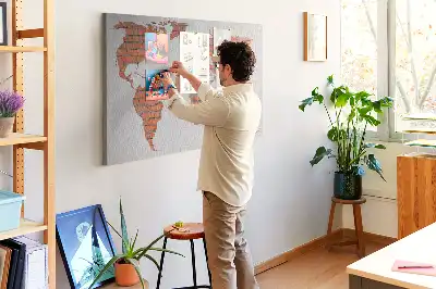 Memobord van kurk Continenten op bakstenen achtergrond