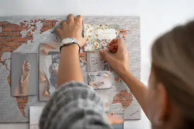 Memobord van kurk Continenten op bakstenen achtergrond