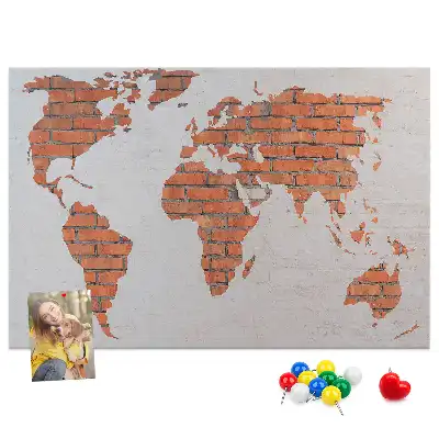 Memobord van kurk Continenten op bakstenen achtergrond