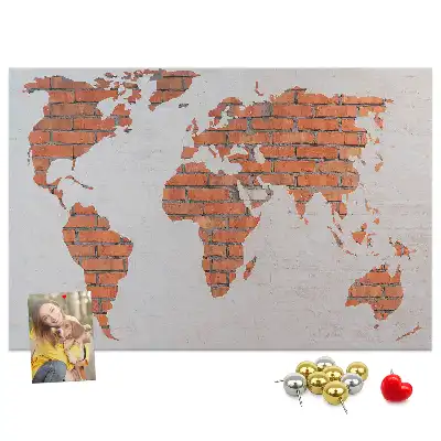 Memobord van kurk Continenten op bakstenen achtergrond