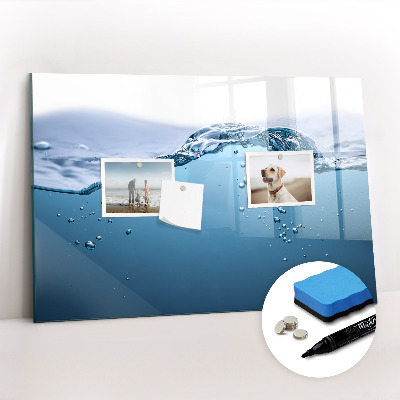 Uitwisbaar glazen planbord met magnetische functie Close-up van het water