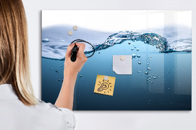 Uitwisbaar glazen planbord met magnetische functie Close-up van het water