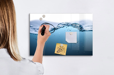 Uitwisbaar glazen planbord met magnetische functie Close-up van het water