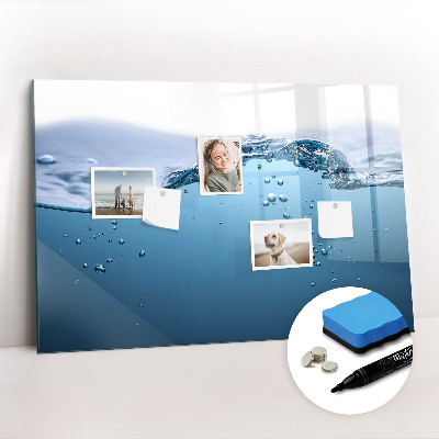 Uitwisbaar glazen planbord met magnetische functie Close-up van het water