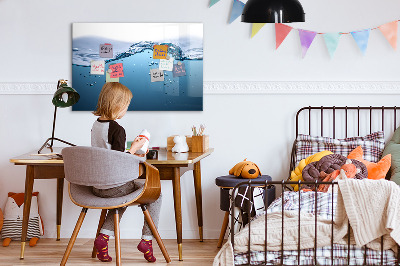 Uitwisbaar glazen planbord met magnetische functie Close-up van het water