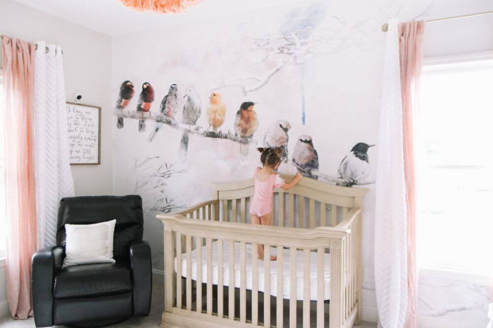 Hoe richt je de babyhoek in de slaapkamer van de ouders in?