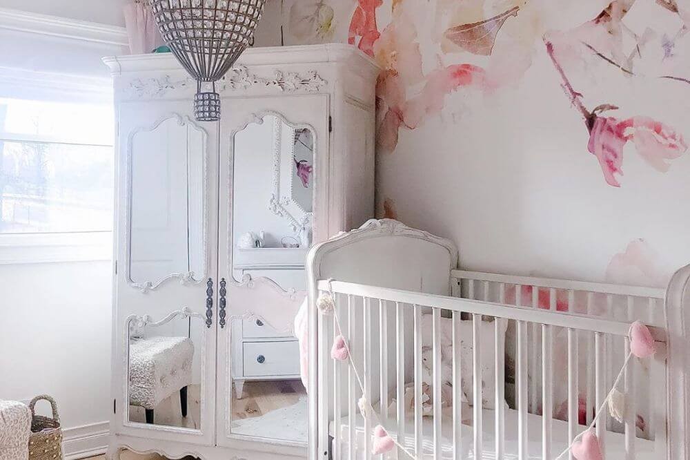 Hoe richt je de babyhoek in de slaapkamer van de ouders in?