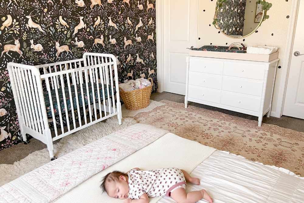 Hoe richt je de babyhoek in de slaapkamer van de ouders in?