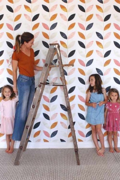 Behang voor één muur - hoe u patroon en kleur aan de ruimte kunt toevoegen