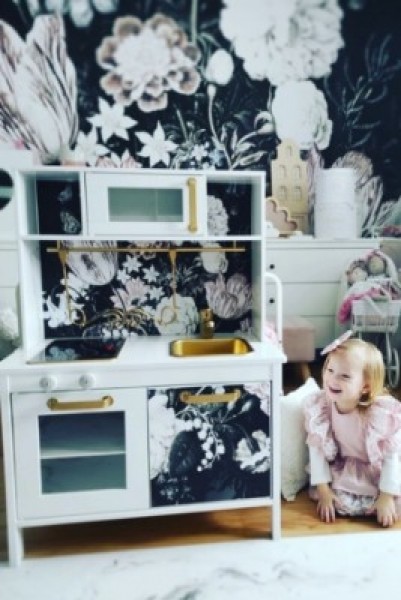 Hoe verander je snel het uiterlijk van oude IKEA meubels met stickers?
